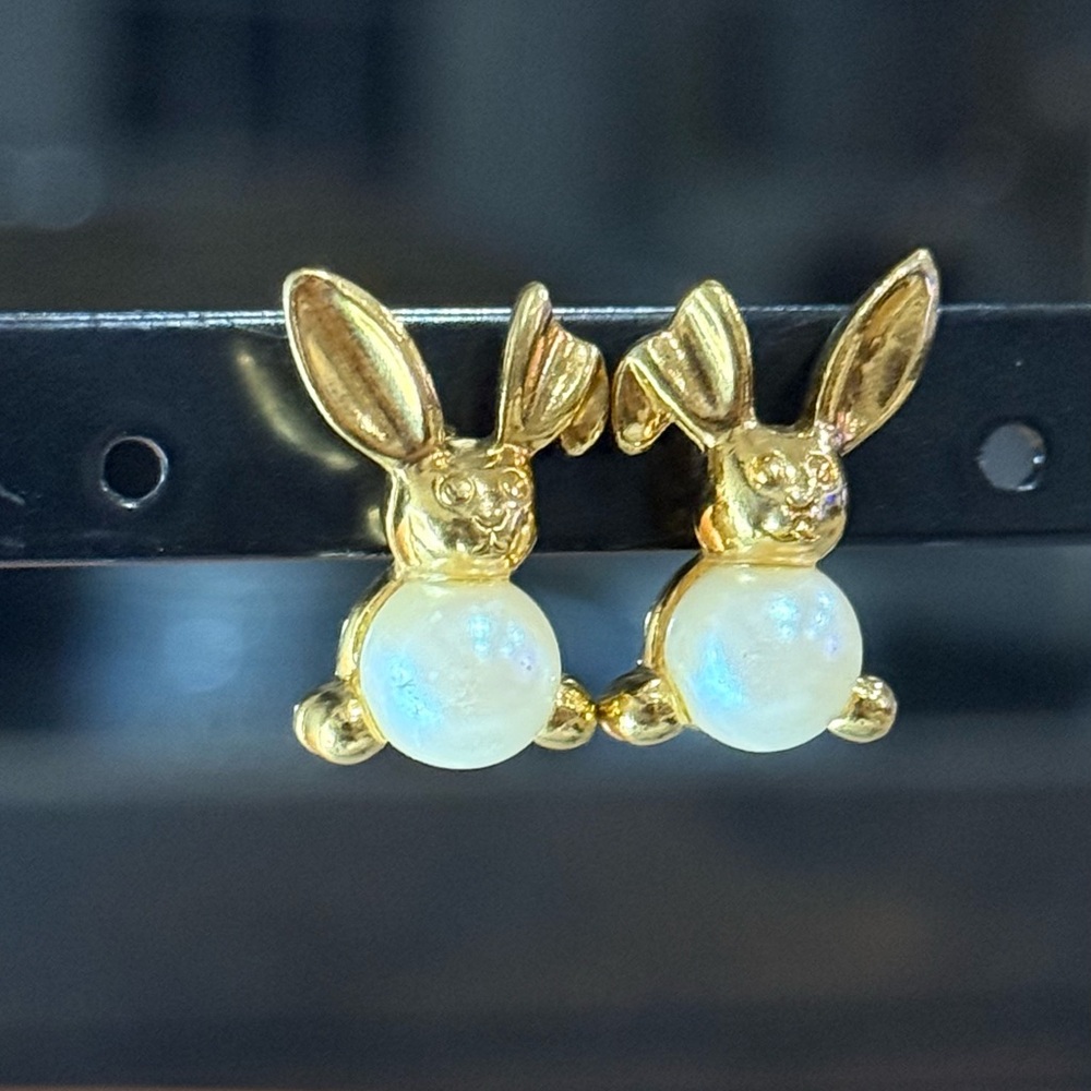Vintage Avon Gold Pearl Bunny Earrings